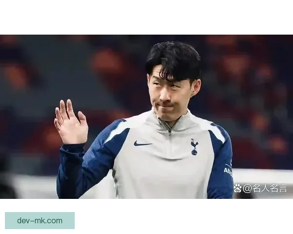 孙兴慜热刺训练后在门口为等待孩子逐一签名的温暖一幕感动球迷心