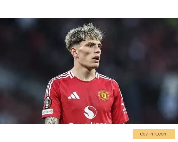 曼联新星加纳乔训练中展现惊人过人技术 成为队内焦点