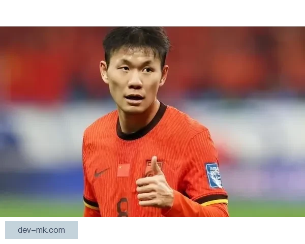李源一国足比赛染红离场引发战局突变球迷热议裁判判罚与球队前景